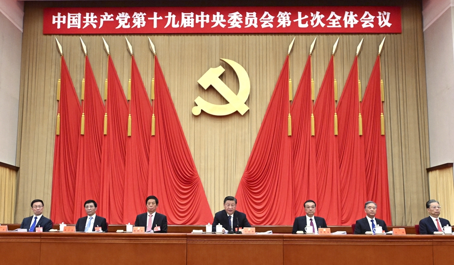 中國共產黨第十九屆中央委員會第七次全體會議，于2022年10月9日至12日在北京舉行。這是習近平、李克強、栗戰書、汪洋、王滬寧、趙樂際、韓正等在主席臺上。